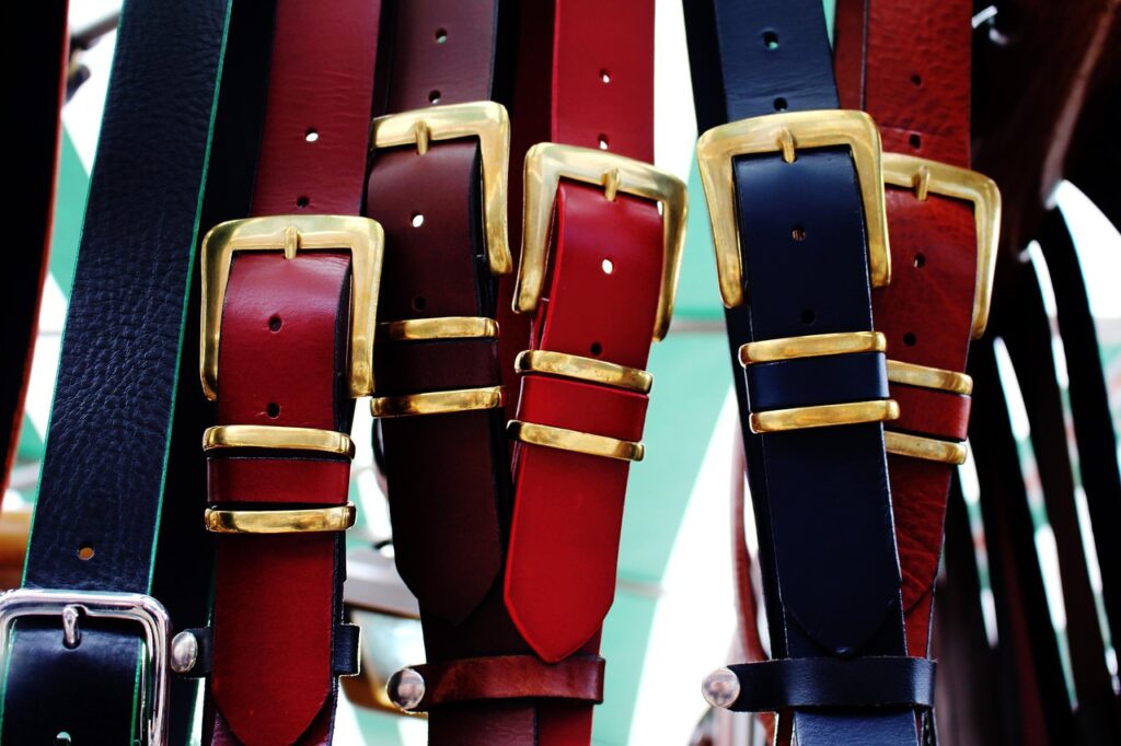 How Buckle Became a Quiet Leader in Modern Everyday Fashion Buckle often appears understated in the broader fashion conversation, yet its influence on modern everyday style is far from subtle. Its approach to essentials, personal styling, and community rooted retail has helped it earn a steady, loyal following. This article looks at how the brand carved out its place without relying on hype, focusing instead on consistency, thoughtful design, and a deep understanding of how people actually dress. Modern everyday fashion is shaped as much by comfort and personal expression as it is by trends. Buckle has leaned into that reality, giving shoppers well made pieces that fit seamlessly into real life. The brand’s growth has been gradual and grounded, supported by an approach that prioritizes human connection, long lasting style, and a curated assortment that feels approachable.