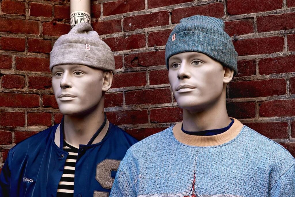 In a fashion landscape packed with loud logos and fast trends, Falconeri has become a go-to name for people who want the opposite: soft, minimalist knitwear that feels luxurious without screaming for attention. Known especially for high-quality cashmere, Falconeri mixes Italian craftsmanship with a tightly controlled supply chain that starts in Mongolia and ends in sleek boutiques worldwide. The result is a brand that sits squarely in today’s “quiet luxury” wave—timeless basics, premium fibers, and a price point that’s more accessible than many heritage cashmere houses.