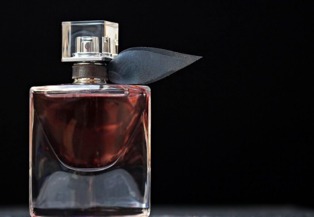 Dolce, A Modern Expression of Italian Elegance Dolce has become one of the most recognisable names in contemporary luxury, known for blending romantic Italian heritage with modern design sensibilities. Whether expressed through fragrance, fashion, accessories, or iconic advertising stories, the world of Dolce reflects a distinctive mix of softness, confidence, sensuality, and timeless craftsmanship. It is a brand built on contrasts, where classic silhouettes meet bold detailing and delicate floral notes meet warm, addictive accords.