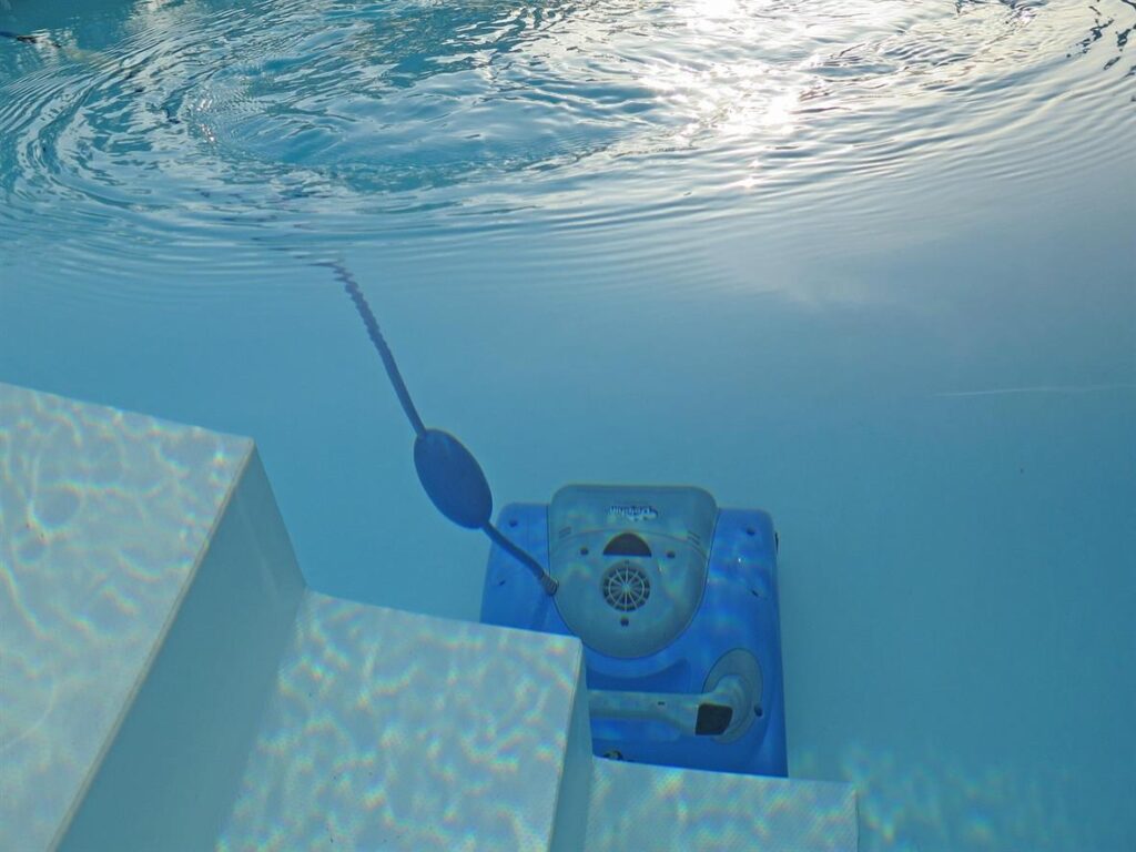 Pool ownership comes with a hidden job: constant cleaning. Leaves, sand, algae, and waterline grime build up fast, and traditional pool maintenance often means either hours of manual skimming and vacuuming—or paying for professional service. Beatbot is a newer robotics brand aiming to flip that equation with cordless, AI-driven robotic pool cleaners and skimmers that handle most of the work automatically. In 2024–2025, Beatbot has become one of the most talked-about high-end pool-robot names, showing up at major tech shows and earning strong media reviews.